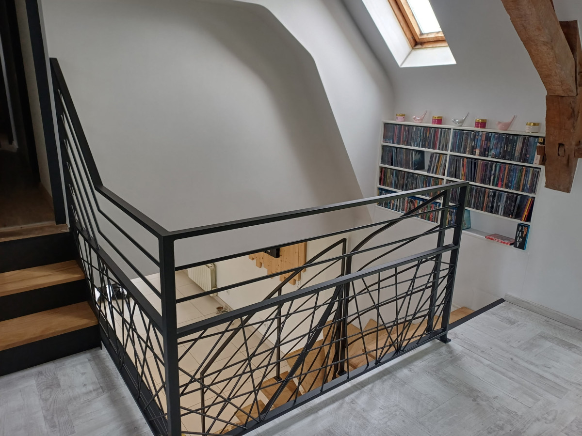 Escalier limon central 1/4 tournant Garde corps de rampant en acier, cadre en tube 40x20mm, 4 lisses D.13 Garde corps droits en acier, lisses entremêlées Laquage ral 2100 sablé 53300 LE PAS
