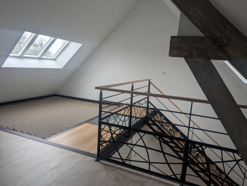 Escalier double limons ajourés 1/4 tournant Passerelle avec 2 dalles de chêne, 1 dalle de verre Garde corps, poteaux plats, 2 lisses, soubassement en habillage décoratif "courbes" Marches et main courante en chêne vernis 2 couches polyuréthane Laquage ral 9005 FT 72130 SOUGE LE GANELON