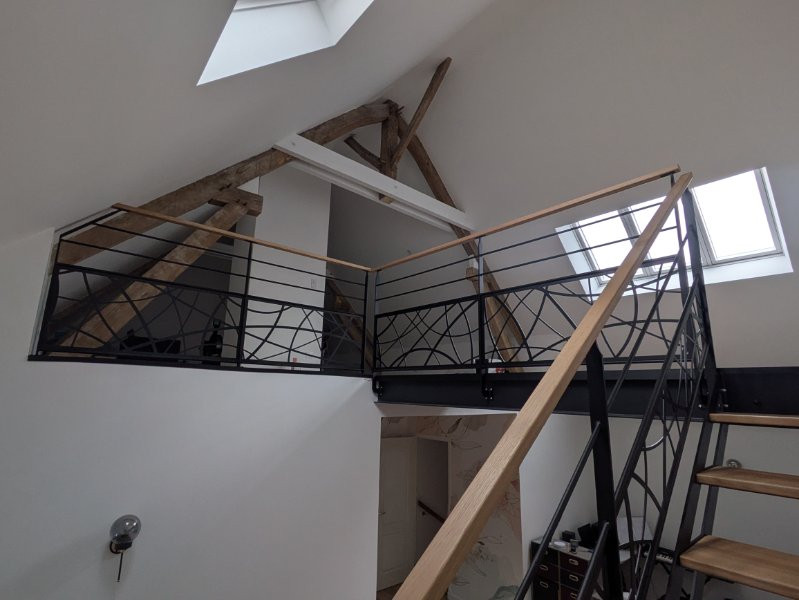 Escalier double limons ajourés 1/4 tournant Passerelle avec 2 dalles de chêne, 1 dalle de verre Garde corps, poteaux plats, 2 lisses, soubassement en habillage décoratif "courbes" Marches et main courante en chêne vernis 2 couches polyuréthane Laquage ral 9005 FT 72130 SOUGE LE GANELON