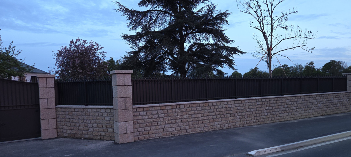Fabrication d'un portail coulissant + clôture en aluminium, remplissage en barraudage, soubassement en tôle, volutes et fer de lances, festonnage suivant chapeau de gendarme, palmettes, laquage ral 7016 FT.