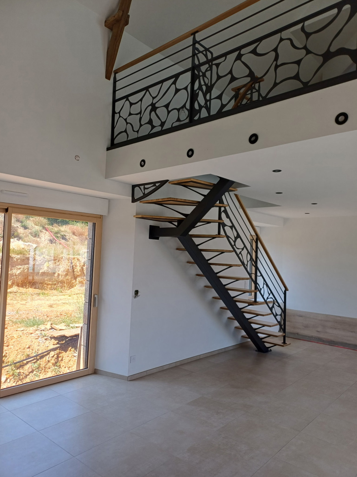 Fabrication d'un escalier limon central 1/4 tournant en acier Marches et main courantes en chêne Garde corps en acier, poteaux plats, 2 lisses D.13, soubassement en habillage décoratif. Laquage ral noir 2100 sablé 53300 ST FRAIMBAULT DE PRIERES