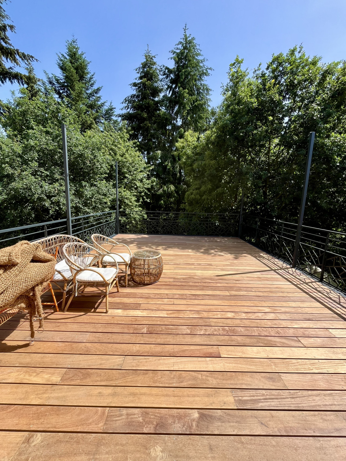 Fabrication d'une terrasse en acier, ossature en UPN, remplissage en bastaing Douglas et en plancher bois "Cumaru", galvanisation+ laquage ossature ral 7016 FT. Fabrication de garde corps en aluminium, poteaux plats, 2 lisses, soubassement en habillage décoratif, main courante en tube rectangle, laquage ral 7016 FT. Poteaux avec crochets pour toile tendue en acier galvanisé, laquage ral 7016 FT. 53100 ST BAUDELLE