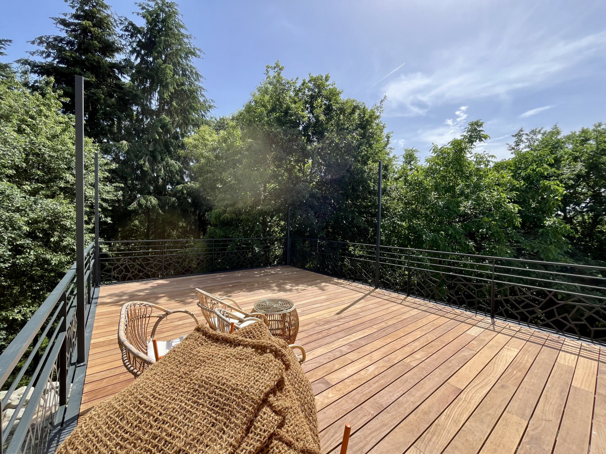 Fabrication d'une terrasse en acier, ossature en UPN, remplissage en bastaing Douglas et en plancher bois "Cumaru", galvanisation+ laquage ossature ral 7016 FT. Fabrication de garde corps en aluminium, poteaux plats, 2 lisses, soubassement en habillage décoratif, main courante en tube rectangle, laquage ral 7016 FT. Poteaux avec crochets pour toile tendue en acier galvanisé, laquage ral 7016 FT. 53100 ST BAUDELLE