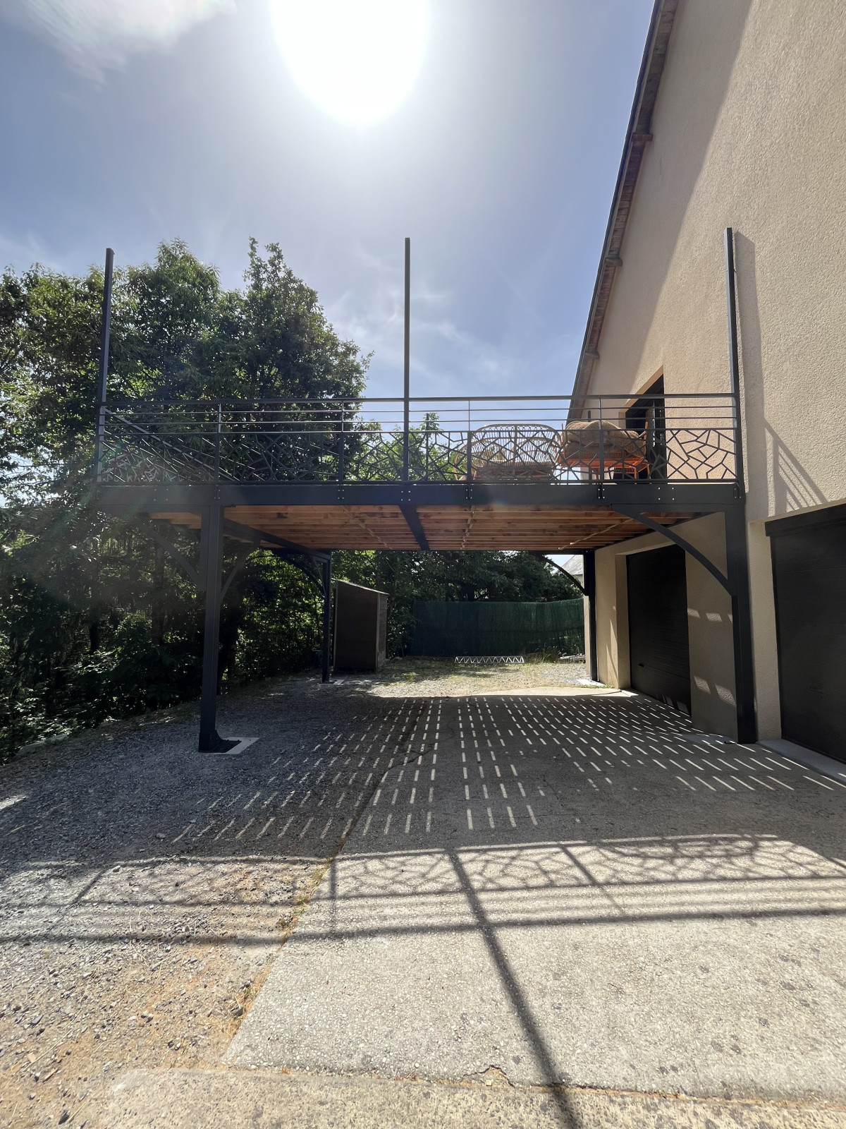 Fabrication d'une terrasse en acier, ossature en UPN, remplissage en bastaing Douglas et en plancher bois "Cumaru", galvanisation+ laquage ossature ral 7016 FT. Fabrication de garde corps en aluminium, poteaux plats, 2 lisses, soubassement en habillage décoratif, main courante en tube rectangle, laquage ral 7016 FT. Poteaux avec crochets pour toile tendue en acier galvanisé, laquage ral 7016 FT. 53100 ST BAUDELLE
