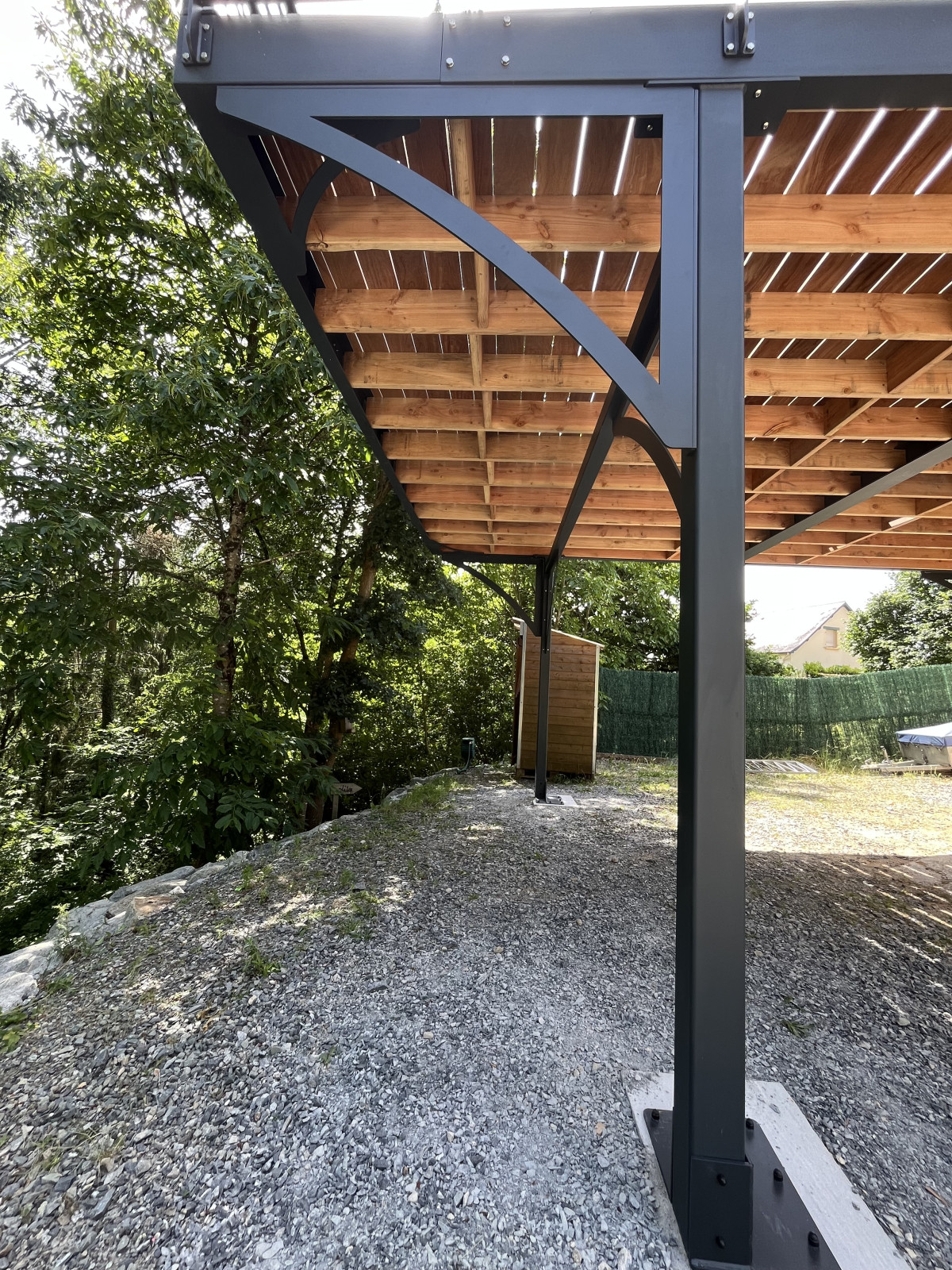 Fabrication d'une terrasse en acier, ossature en UPN, remplissage en bastaing Douglas et en plancher bois "Cumaru", galvanisation+ laquage ossature ral 7016 FT. Fabrication de garde corps en aluminium, poteaux plats, 2 lisses, soubassement en habillage décoratif, main courante en tube rectangle, laquage ral 7016 FT. Poteaux avec crochets pour toile tendue en acier galvanisé, laquage ral 7016 FT. 53100 ST BAUDELLE