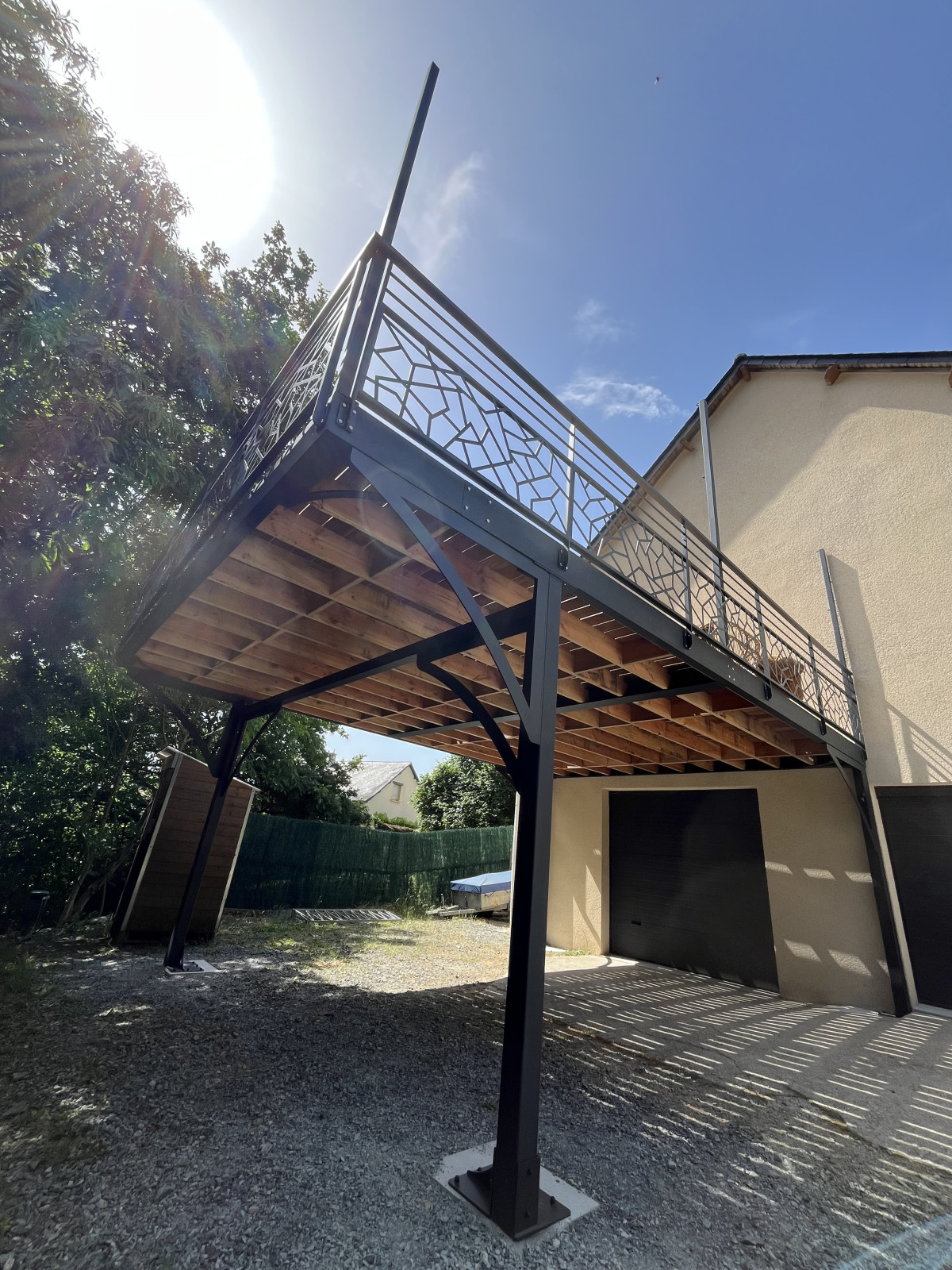 Fabrication d'une terrasse en acier, ossature en UPN, remplissage en bastaing Douglas et en plancher bois "Cumaru", galvanisation+ laquage ossature ral 7016 FT. Fabrication de garde corps en aluminium, poteaux plats, 2 lisses, soubassement en habillage décoratif, main courante en tube rectangle, laquage ral 7016 FT. Poteaux avec crochets pour toile tendue en acier galvanisé, laquage ral 7016 FT. 53100 ST BAUDELLE