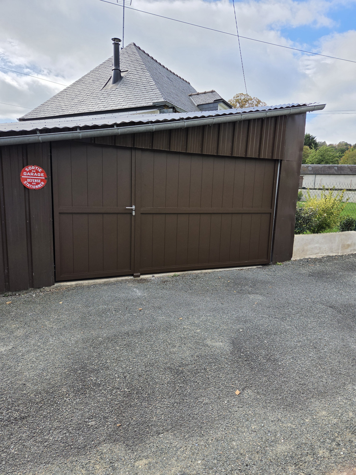 Porte de garage avec dormant en aluminium Remplissage en lames 53160 BAIS