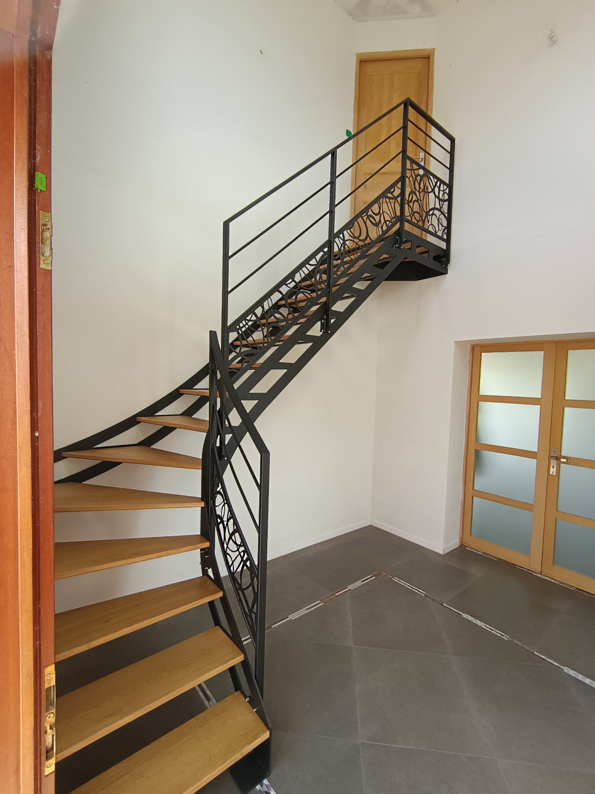Escalier doubles limons 1/4 tournant, limon découpe laser. Marches en chêne + palier Garde corps, ossature en cadre, 2 lisses, soubassement en habillage décoratif "ovales décalé" Laquage ral noir 2100 sablé 53480 ST GEORGES LE FLECHARD