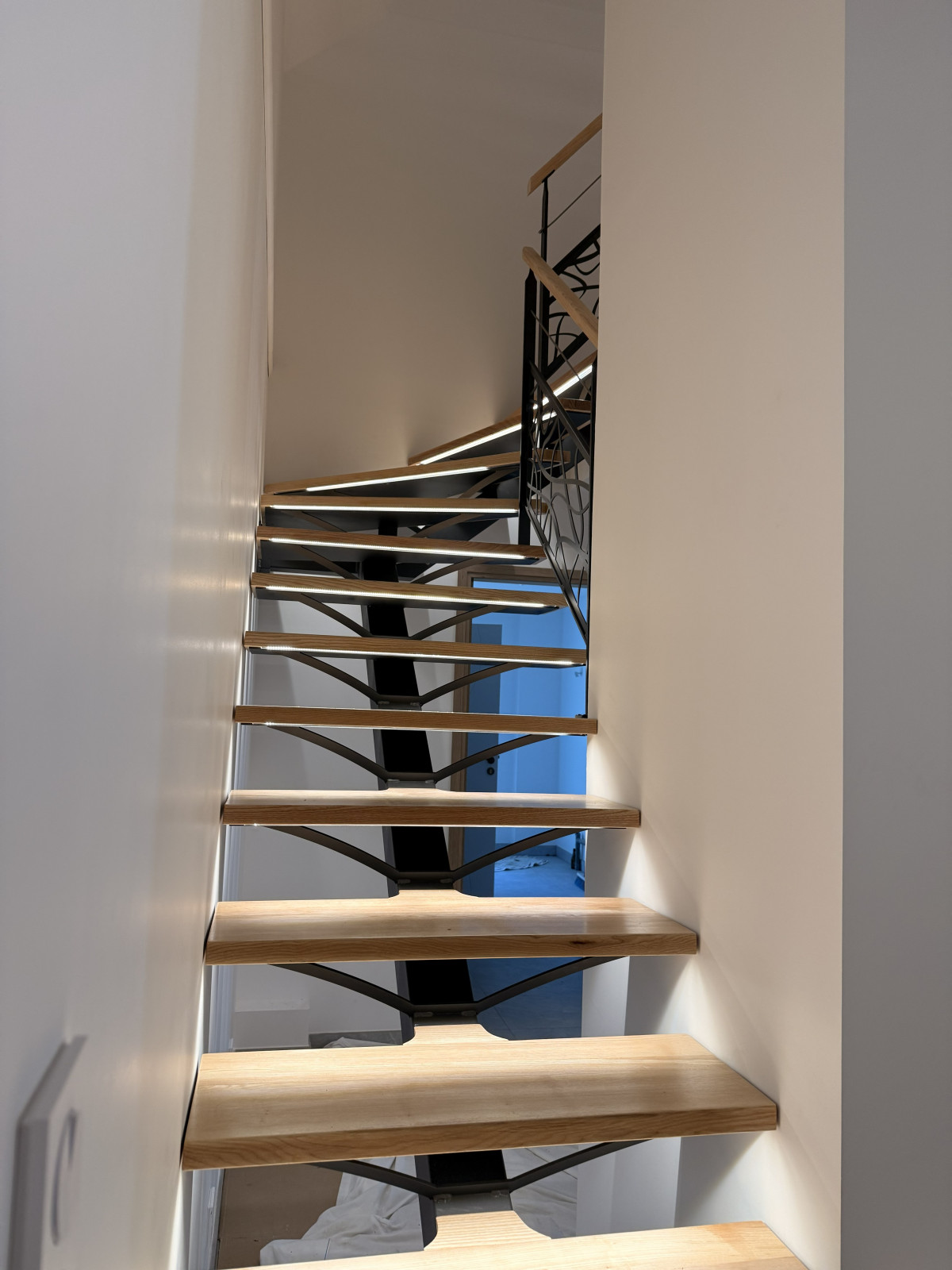*Escalier limon central 1/4 tournant en acier Ruban Led dans profil d'encastrement avec capotage pvc opaque Garde corps en acier, ligne de câble, soubassement en habillage décoratif "spline" Laquage ral noir 2100 sablé *Ossature vide sur sejour en tube, laquage ral noir 2100 sablé Remplissage en filet d'habitation maille 30x30 tressé couleur beige 53100 Moulay