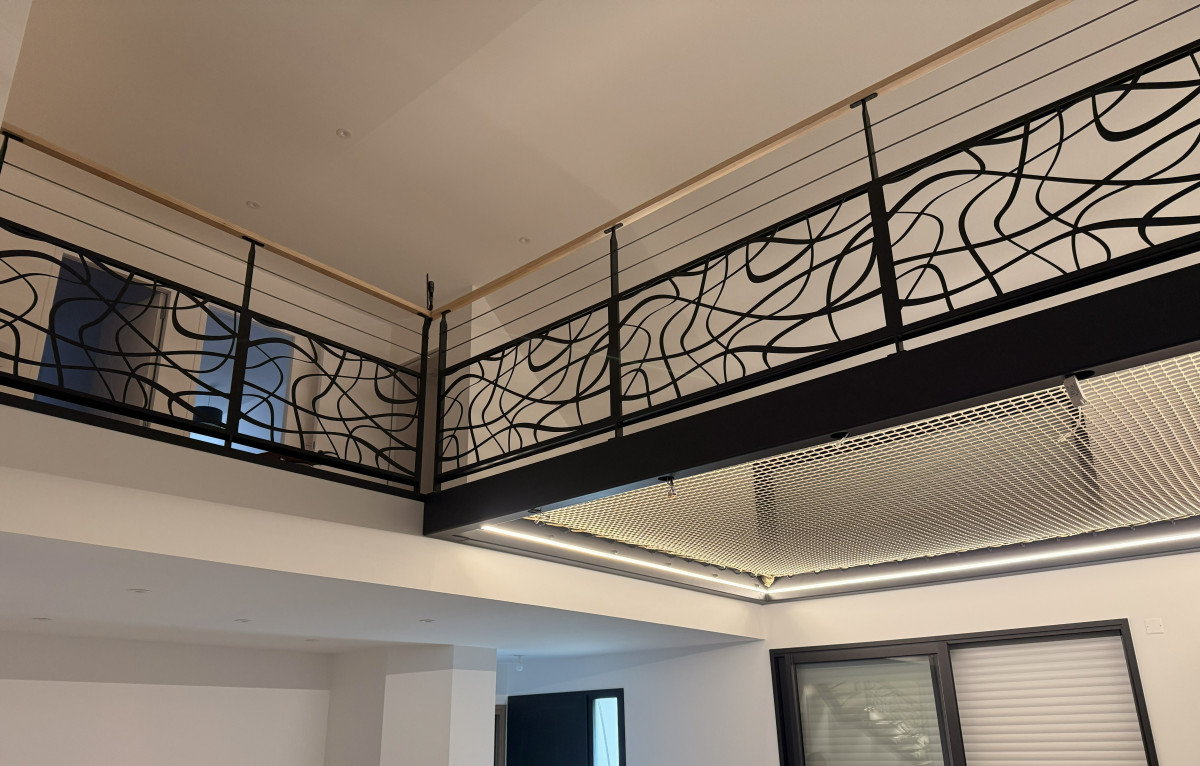 *Escalier limon central 1/4 tournant en acier Ruban Led dans profil d'encastrement avec capotage pvc opaque Garde corps en acier, ligne de câble, soubassement en habillage décoratif "spline" Laquage ral noir 2100 sablé *Ossature vide sur sejour en tube, laquage ral noir 2100 sablé Remplissage en filet d'habitation maille 30x30 tressé couleur beige 53100 Moulay