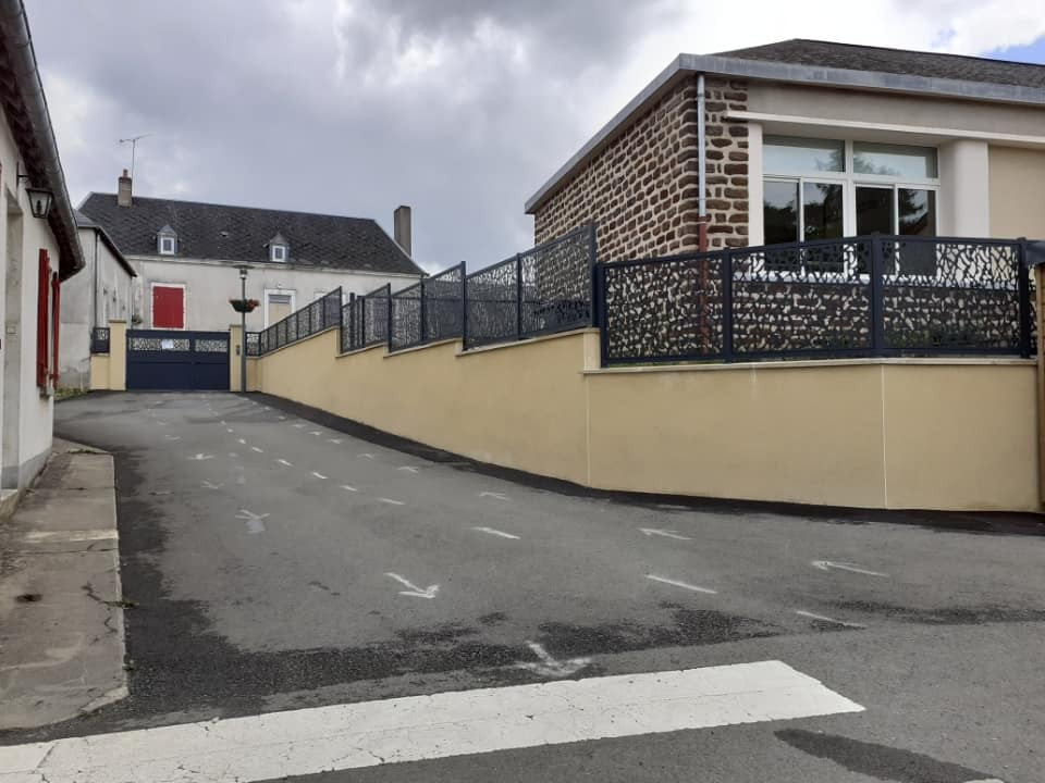 Garde corps en aluminium, ossature en tube carré, remplissage en habillage décoratif "buisson", ral 7016 FT, 72240 MEZIERES SOUS LAVARDIN.