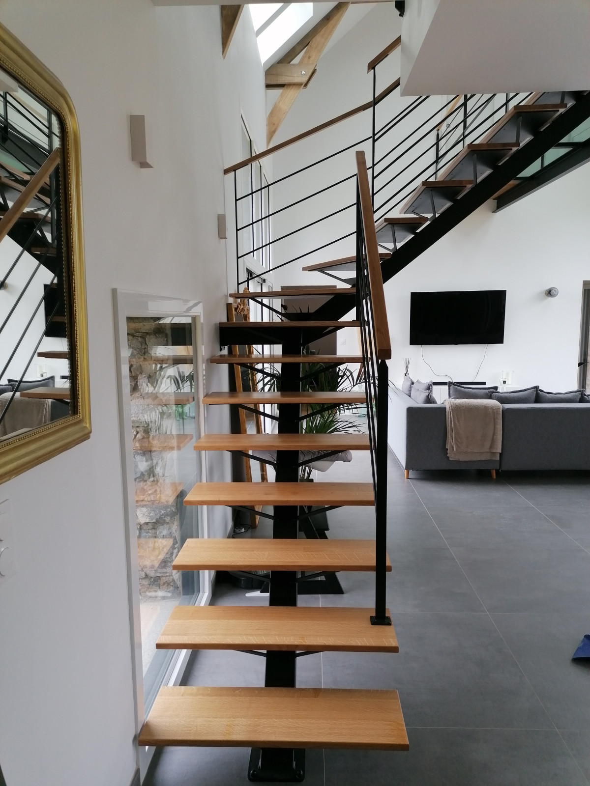 Escalier limon central en acier, 1/4 tournant, marches en chêne vitrifiées 2 couches, garde corps 4 lisses D.13, main courante en chêne 50x30mm, laquage ral noir 9005 FT. 53210 LOUVIGNE