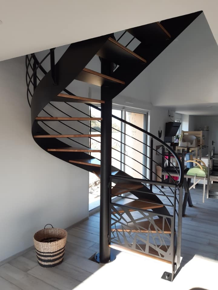 Escalier hélicoïdal en acier, marche en chêne vitrifiée 2 couches, garde corps en acier, 4 lisses D.16, main courante D.42.