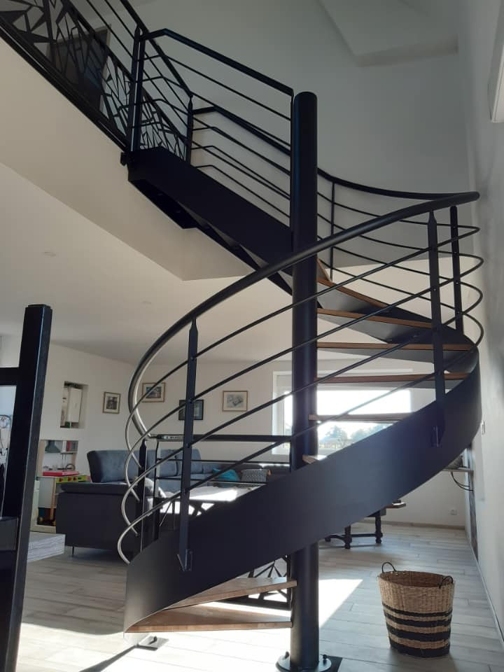 Escalier hélicoïdal en acier, marche en chêne vitrifiée 2 couches, garde corps en acier, 4 lisses D.16, main courante D.42.