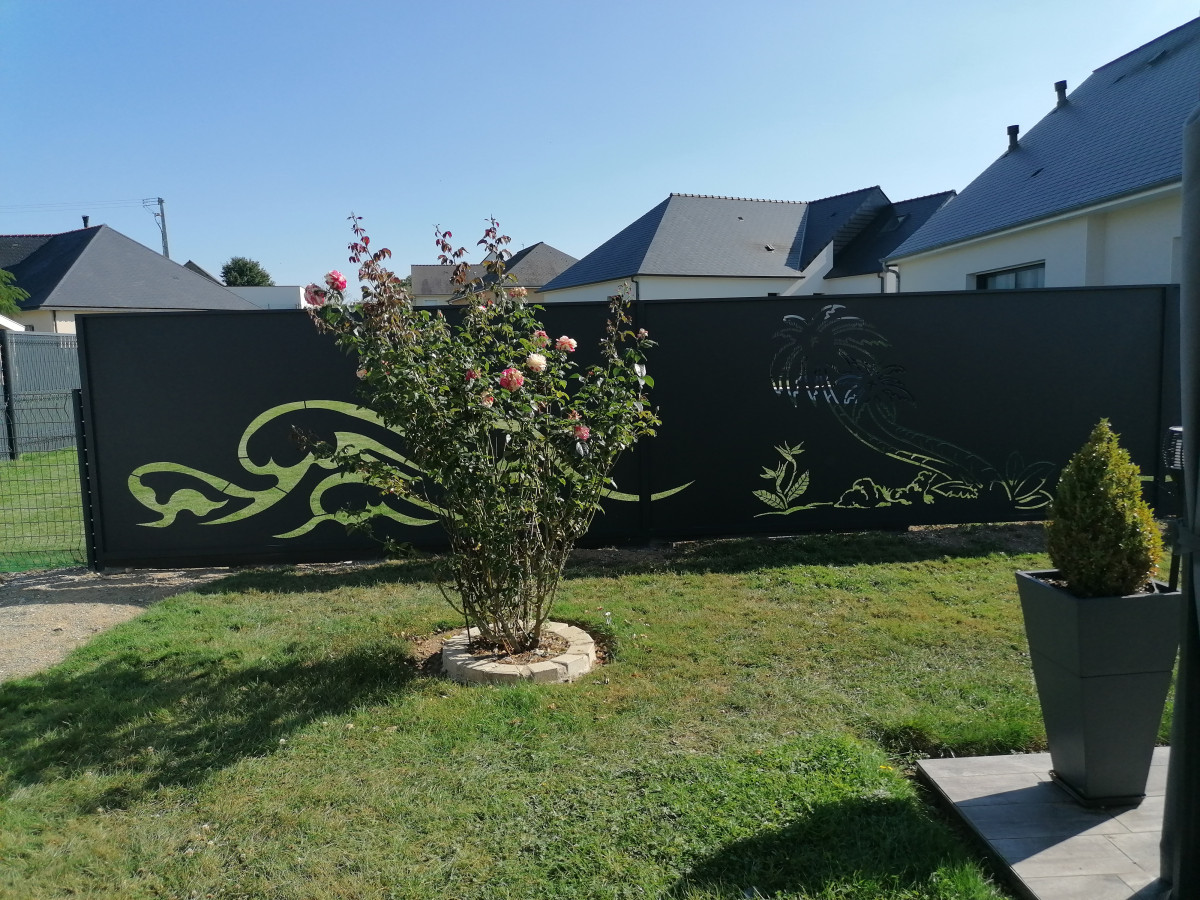 Claustra en aluminium, habillage décoratif palmier + fleur oiseau de paradis, laquage ral 7016 Fine Texture. 53600 CHATRE LA FORET