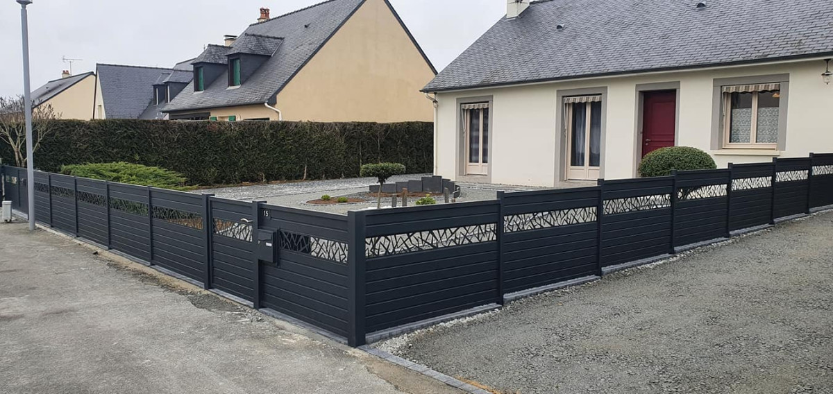 Garde corps en aluminium, remplissage en lames avec un habillage décoratif "cases décalées", ral 7016 FT.