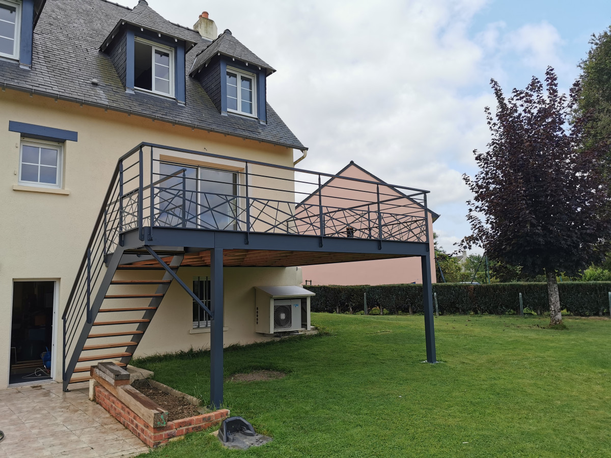 Terrasse en aluminium, upn 220, poteaux en tube 120x120mm, remplissage lames de bois, laquage ral 7016 Fine Texture, garde corps poteaux plats, 2 lisses, soubassement en habillage décoratif bambou, main courante 50x30mm, fixation à l'anglaise. 53600 EVRON