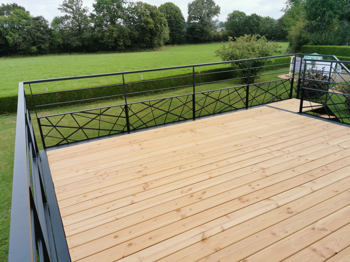 Terrasse en aluminium, upn 220, poteaux en tube 120x120mm, remplissage lames de bois, laquage ral 7016 Fine Texture, garde corps poteaux plats, 2 lisses, soubassement en habillage décoratif bambou, main courante 50x30mm, fixation à l'anglaise. 53600 EVRON