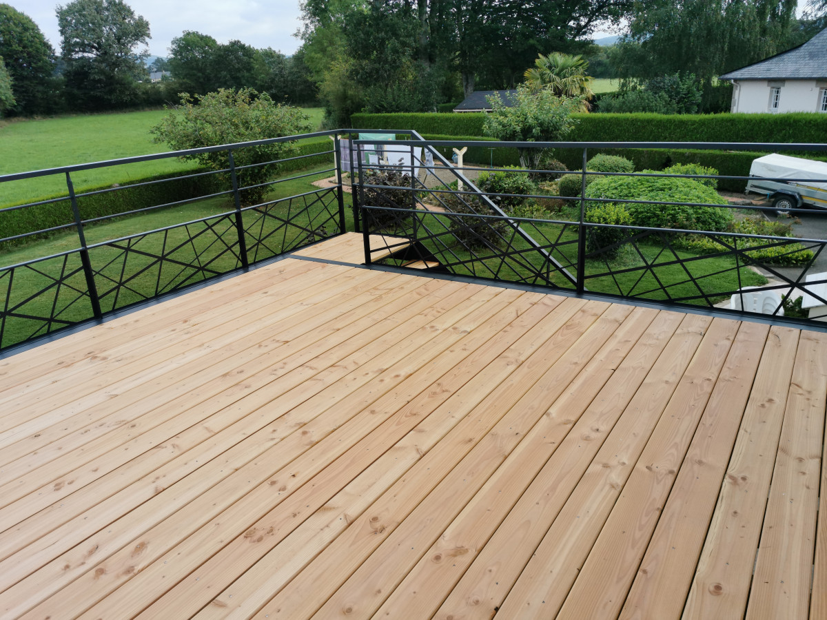 Terrasse en aluminium, upn 220, poteaux en tube 120x120mm, remplissage lames de bois, laquage ral 7016 Fine Texture, garde corps poteaux plats, 2 lisses, soubassement en habillage décoratif bambou, main courante 50x30mm, fixation à l'anglaise. 53600 EVRON