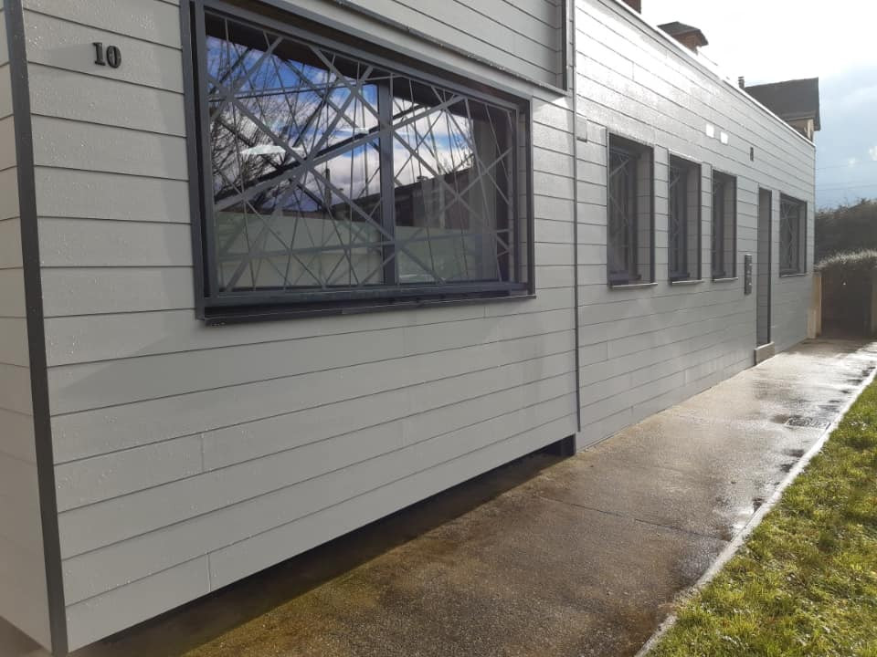 Habillage de fenêtre en aluminium, remplissage en habillage décoratif "bambou", ral 7016 FT, 53000 LAVAL.
