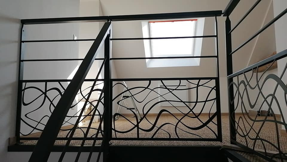Garde corps en acier, poteaux plats, 2 lisses D.13, soubassement en habillage décoratif "spline", laquage ral 9005 FT, main courante 50x30 mm en acier.