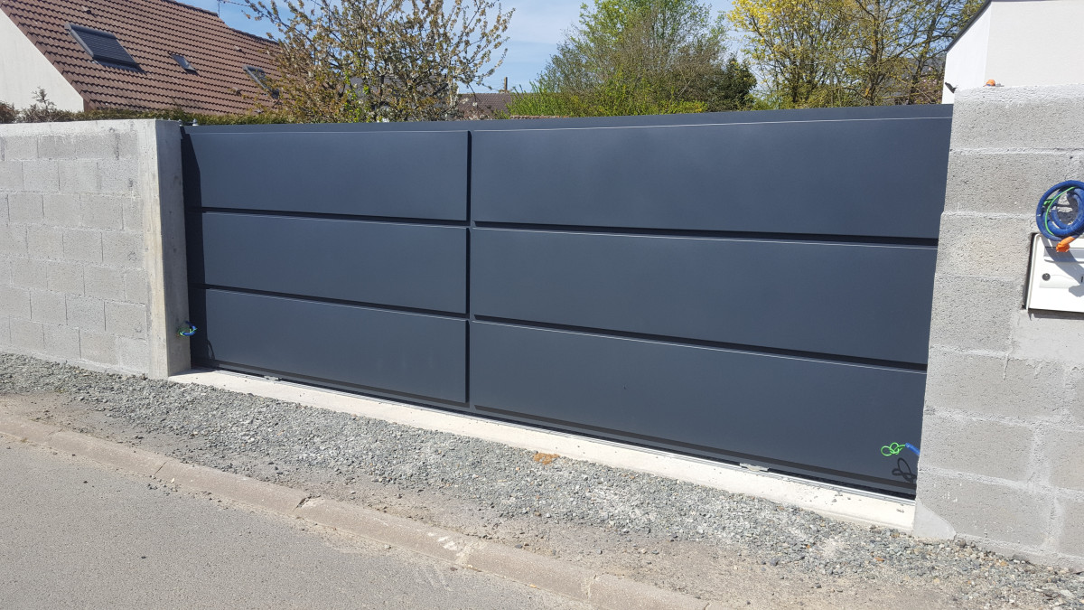 Portail coulissant en aluminium, composition en caissette, laquage ral 7016 FT.