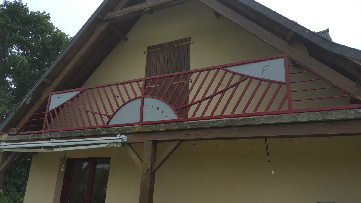 Garde corps en aluminium, ossature en tube + tôle avec habillage décoratif, 53600 EVRON.