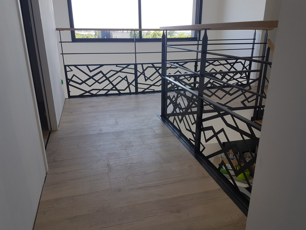 Garde corps en acier, poteaux plats, 2 lisses D.13, soubassement en habillage décoratif cardiaque, main courante 50x30 mm en chêne, ral 9005 FT.