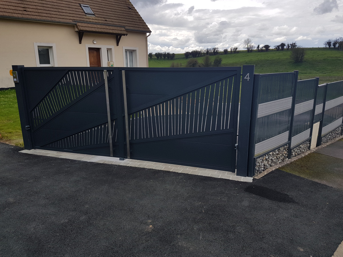 Portail en aluminium, remplissage en caissette, habillage décoratif en traverse, laquage ral 7016 Fine Texture, 14210 ESQUAY NOTRE DAME.