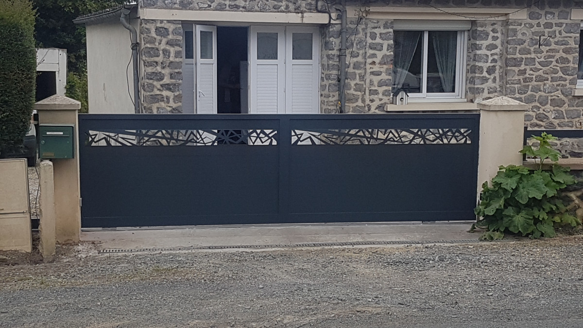 Portail coulissant en aluminium, habillage décoratif "cases décalées", laquage ral 7016 Fine Texture.