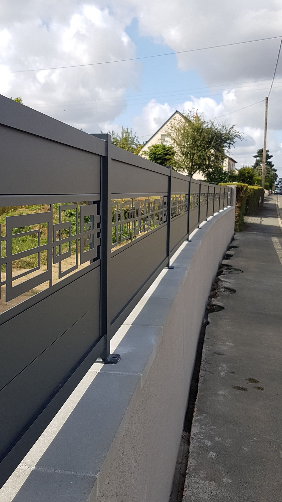 Garde corps en aluminium, ossature en tube carré, remplissage en tôle avec un habillage décoratif" rectangle", laquage ral 7016 FT. 53600 EVRON.