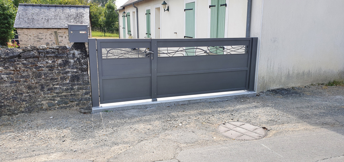 Portail coulissant à lames en aluminium, habillage décoratif "spline", laquage ral 7016 FT.