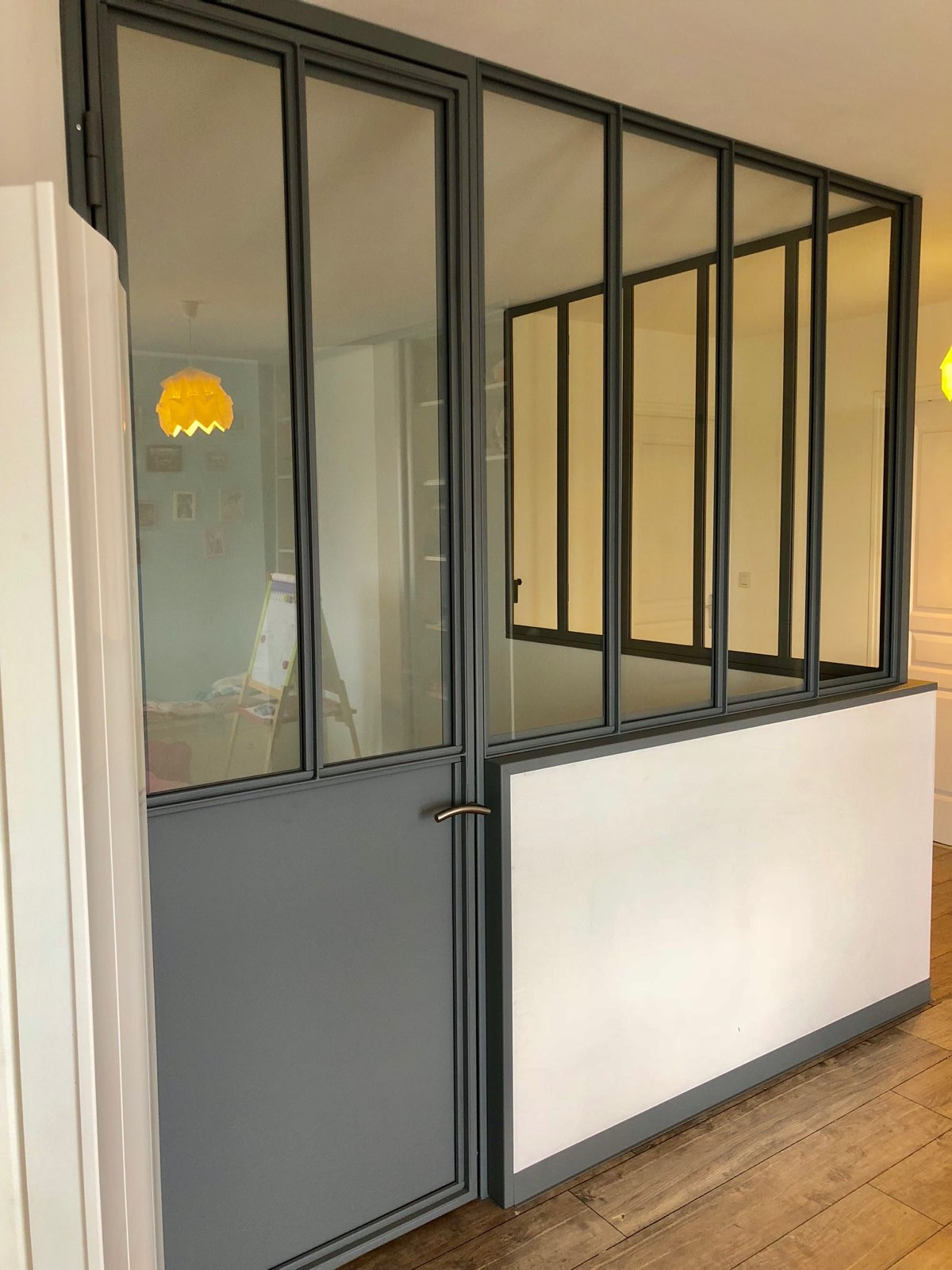 Verrière + porte ouvrante en acier, sans traverse intermédiaire, verre clair 33/2 feuilleté, soubassement en tôle sur la porte,laquage ral 7016 FT. 53160 BAIS.