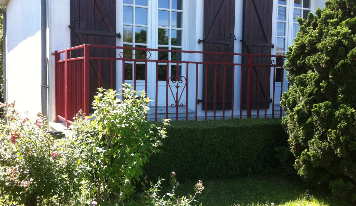 Garde corps de terrasse, ossature en tube carré, 1 lisse en tube carré, remplissage en barraudage, volutes, ral 3004. 53600 EVRON.