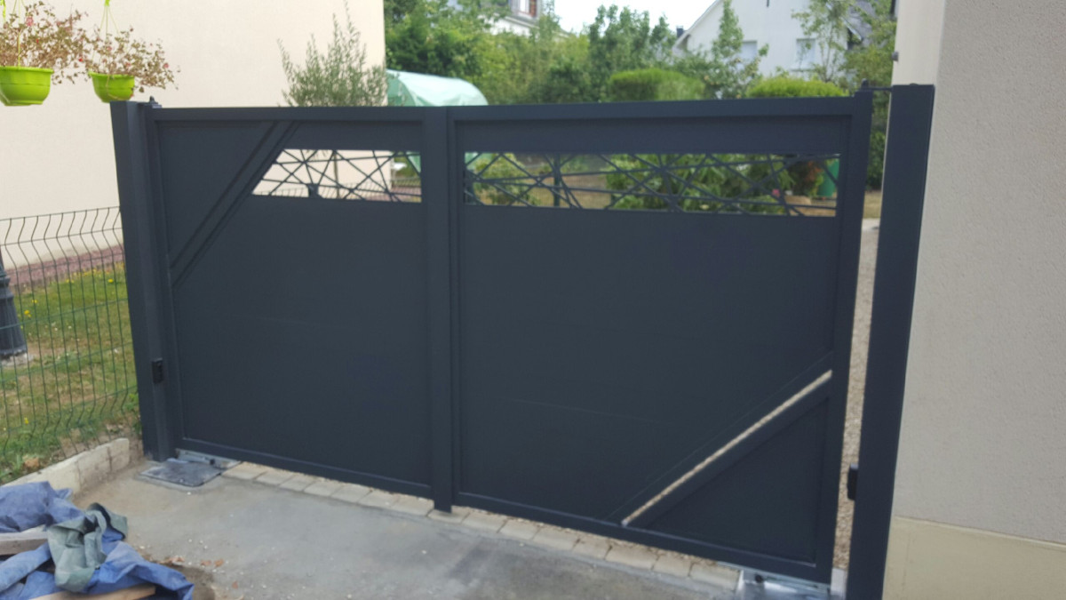 Portail coulissant en aluminium, composition en lames avec habillage décoratif "bambou", laquage ral 7016 ft.