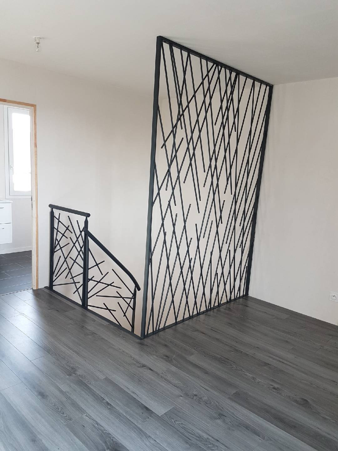 Garde corps en acier, cadre en fer plat, remplissage en lisses entremêlées, toute hauteur, ral 7016 FT. 53950 LOUVERNE.