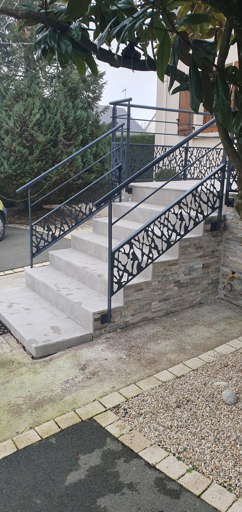 Garde corps en aluminium, poteaux plats, 2 lisses D.13, soubassement en habillage décoratif , main courante D.40 en acier.