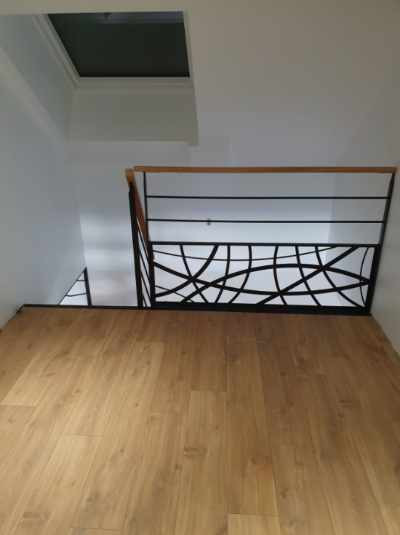 Garde corps en acier, poteaux plats, 2 lisses D.13, soubassement en habillage décoratif "courbe", ral 9005 FT, main courante 50x30 en bois.