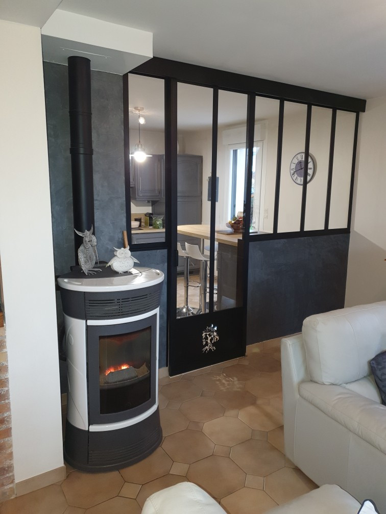 Verrière + porte coulissante en acier, sans traverse horizontale, verre clair 33/2 feuilleté, soubassement en tôle sur la porte avec un habillage décoratif arbre, laquage ral noir 9005 FT.