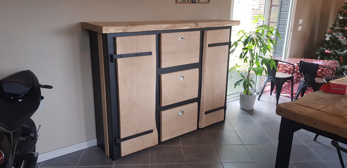 Buffet en acier et bois chêne vitrifiée 2 couches ral 9005 Fine Texture habillage décoratif cardiaque