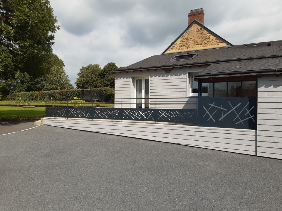Garde corps en aluminium, cadre en 40x20mm, 1 lisse D.16, soubassement en habillage décoratif, laquage ral 7016 FT + claustra/verrière.