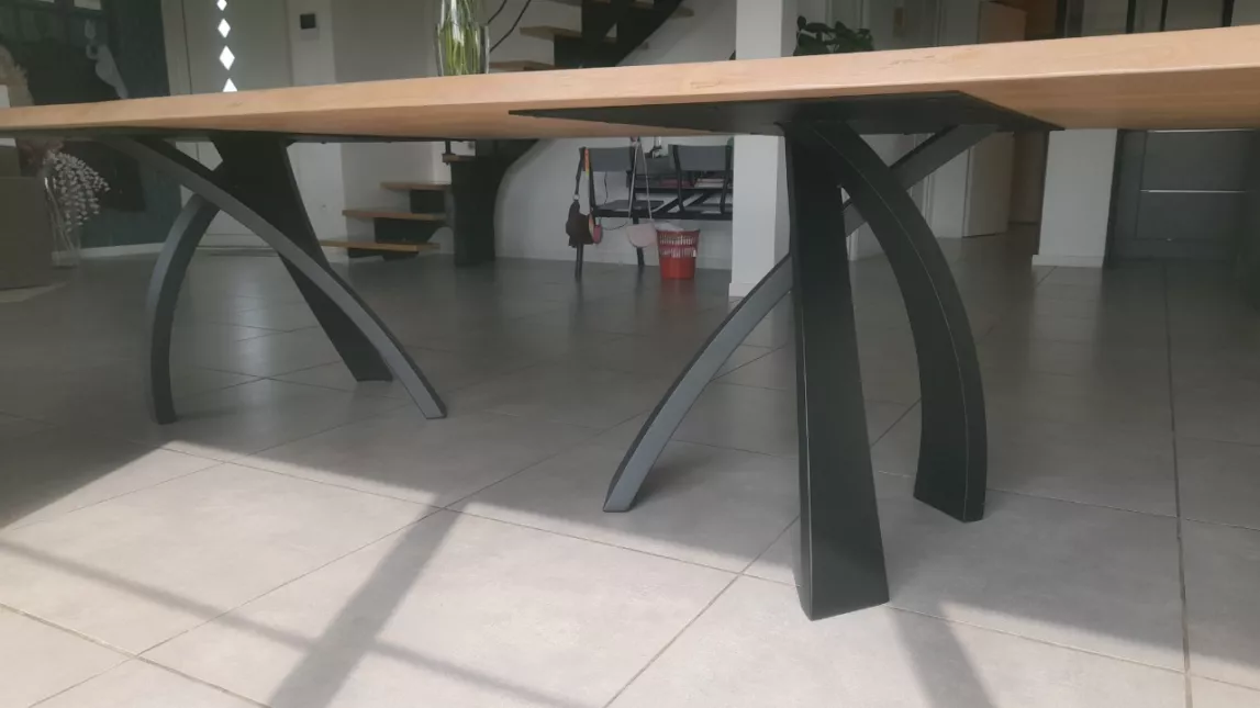 Table acier et plateau en bois, laquage ral 9005 Fine Texture. 35320 LALLEU