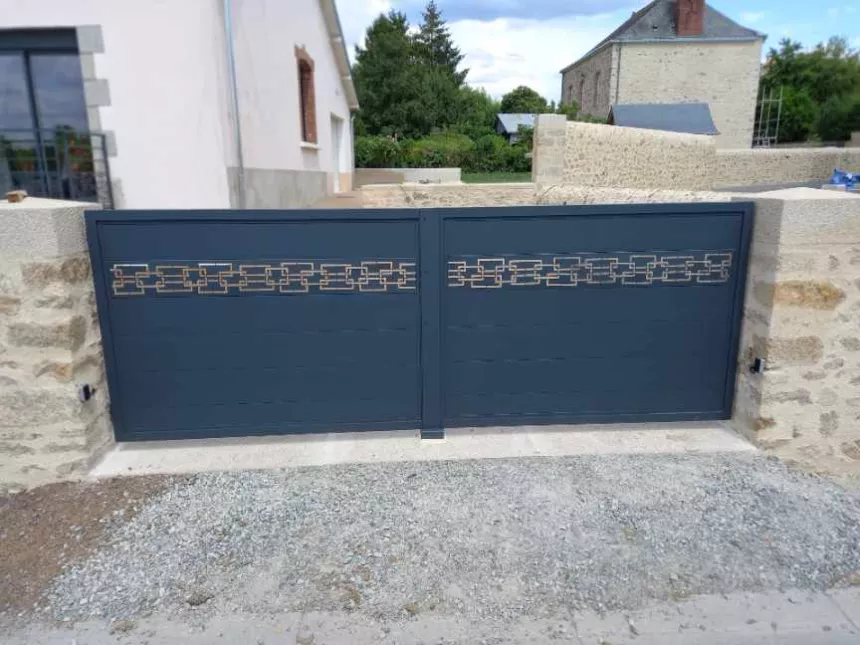 Portail +portillon en aluminium, composition en lames, habillage décoratif circuit, laquage ral 7016 FT. 53150 ST OUEN DES VALLONS.