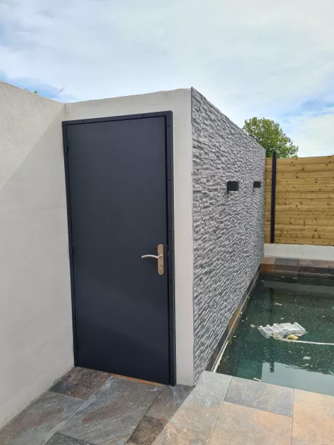 Porte extérieure en aluminium. Laquage ral 7016. 66000 PERPIGNAN