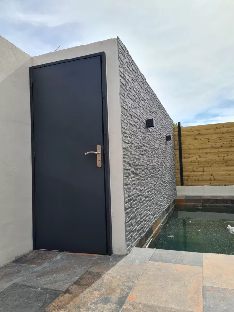 Porte extérieure en aluminium. Laquage ral 7016. 66000 PERPIGNAN