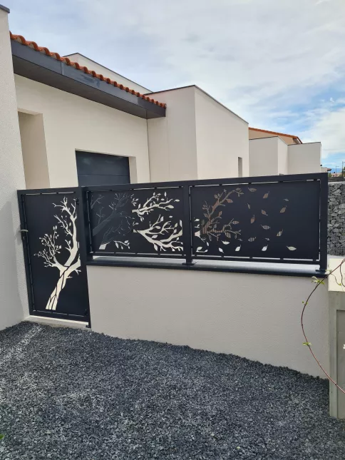 Garde corps en aluminium Ossature en tube, remplissage en tôle avec un habillage décoratif arbre Laquage ral gris 7016 66000 PERPIGNAN