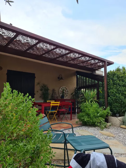 Pergola en style Corten Tôle avec habillage décoratif feuillage 66008 ARGELES SUR MER