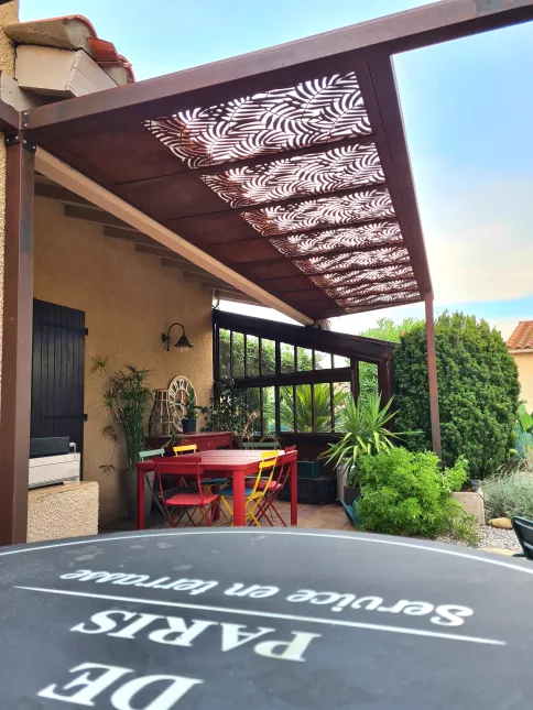 Pergola en style Corten Tôle avec habillage décoratif feuillage 66008 ARGELES SUR MER