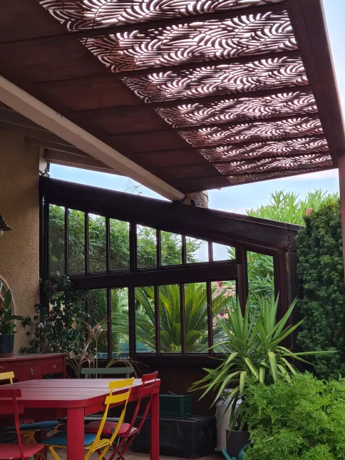 Pergola en style Corten Tôle avec habillage décoratif feuillage 66008 ARGELES SUR MER