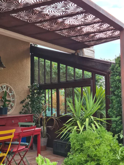 Pergola en style Corten Tôle avec habillage décoratif feuillage 66008 ARGELES SUR MER